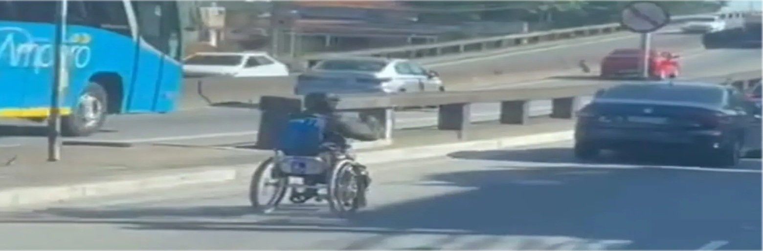 Cadeirante se arrisca entre carros em avenida movimentada no Rio de Janeiro