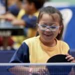 Criança participa de atividade de tênis de mesa durante Festival Paralímpico no CT Paralímpico